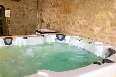 Image de Élégante Demeure 17e avec Spa, Sauna et Authentique Cheminée, proche Châteaux de la Loire