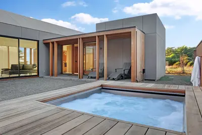 Image de Joyau architectural de luxe avec vue sur l'océan et le golf, bain à remous, piscine commune et tennis