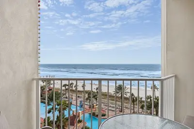 Image de Condo avec vue sur le golfe, piscine et bain à remous partagés, excellent emplacement près de la plage