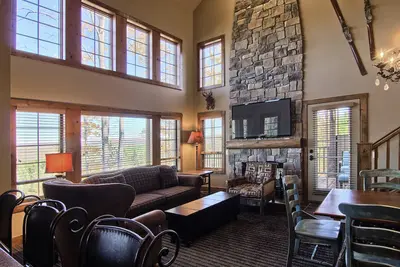 Image de Nouveau au programme - Condo 4 chambres Ă Creekside, Ski in / Ski out Luxury