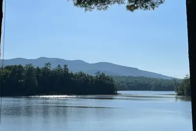 Propriété au bord du lac avec vue sur la montagne et plage de sable privée!