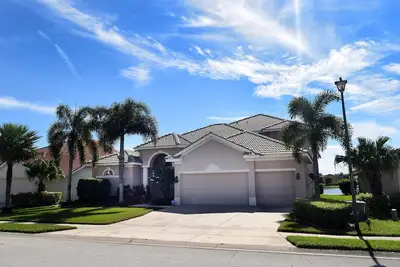 Image de Belle maison spacieuse avec vue sur l'eau pétillante