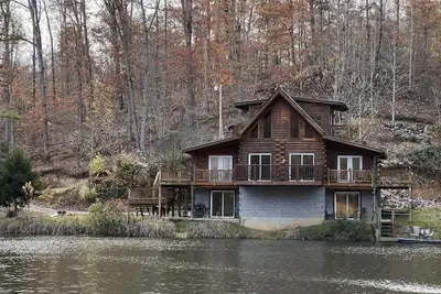 Image de Nouvelle cabine de 3 étages avec grande salle de jeux avec bain à remous, à côté d'un lac de 7 acres!
