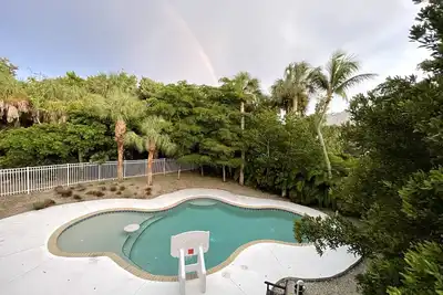 Image de Maison très isolée et privée avec piscine, près de la plage. 11 pâtés de maisons de la ville.