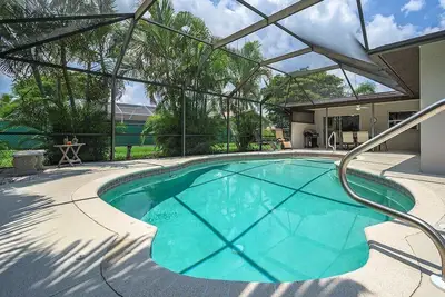 Image de Maison de vacances à Cape Coral avec chauffe-piscine électrique orientée vers le sud de la piscine