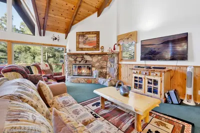 Image de * Lakefront Paradise Cabin ~ Dock ~ Spa ~ Table de billard ~