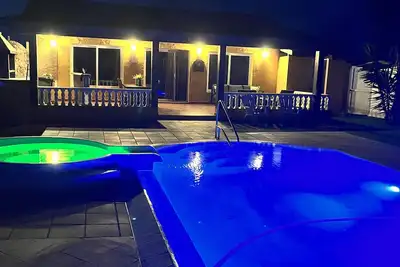 Image de villa idéale pour la détente, avec piscine et jacuzzi, belle vue sur les montagnes
