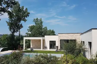 Image de Notre villa contemporaine vous séduira par son élégance et son environnement.