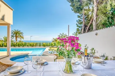 Image de Incroyable Villa avec piscine et vue sur la mer