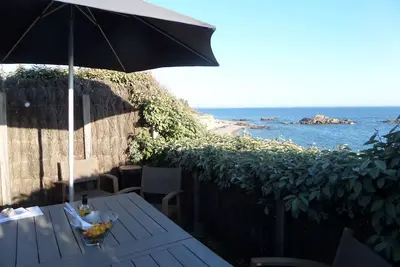 Image de Maison en bord de mer sur chemin côtier avec accès direct à la plage.