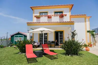 Image de Maison avec grand jardin, barbecue et vue sur la mer, idéale pour les familles