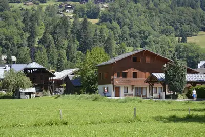 Image de Location été \/hiver beau Duplex T4 dans chalet calme; équipement de qualité.