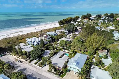 Image de Old Florida Cottage. Bloc de la plage. <br><br>Réservez via Vrbo du 2 septembre au 12 octobre et obtenez une location de voiturette de golf à moitié prix de Beach Bums avec la location de deux vélos ou plus. Renseignez-vous pour plus de détails.