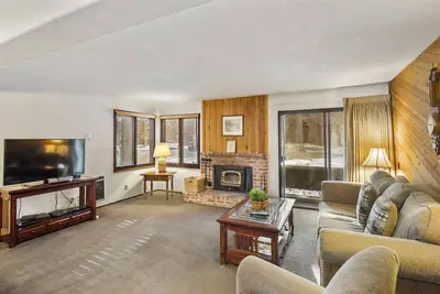 Image de 1 chambre et 1 salle de bain complète, 5 couchages, un niveau à profiter pour vos vacances à Mammoth Lakes