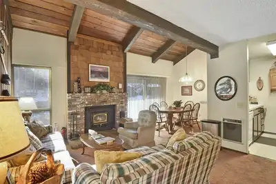 Image de 2 chambres et mezzanine, 3 salles de bain complètes, 8 couchages, trois niveaux pour profiter de vos vacances Mammoth Lakes