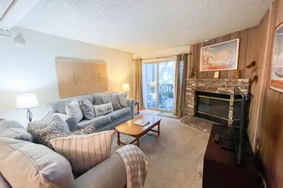 Image de 1 chambre et 1 salle de bain complète, 4 couchages, condo de niveau unique à profiter pour vos vacances Mammoth Lakes