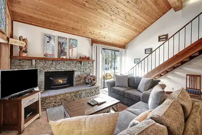 Image de 2 chambres et mezzanine, 3 salles de bain complètes, 8 personnes, trois niveaux pour profiter de vos vacances Mammoth Lakes