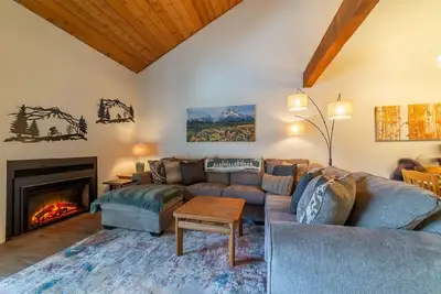 Image de Mammoth Condo Snowcreek # 628: Location condominium avec deux chambres et mezzanine: Accès Internet Wifi, Région de pré pittoresque et parcours de golf de Snowcreek