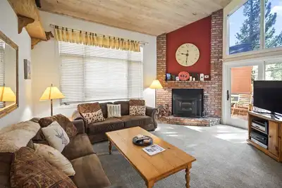 Image de 2 chambres et mezzanine, 3 salles de bain complètes, 8 couchages, trois niveaux pour profiter de vos vacances Mammoth Lakes
