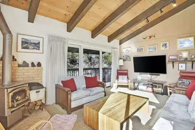 Image de 3 chambres et 2 salles de bain complètes, 8 couchages, deux niveaux pour profiter de vos vacances à Mammoth Lakes