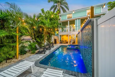 Image de Remodeled- 3 chambres 3. 5 Bath Townhome-Sleeps 14. Piscine CHAUFFÉE PRIVÉE et salle de jeux.