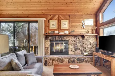 Image de 2 chambres et mezzanine, 3 salles de bain complètes, 8 couchages, trois niveaux pour profiter de vos vacances Mammoth Lakes