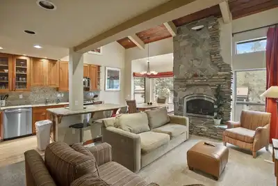 Image de 2 chambres et mezzanine, 3 salles de bain complètes, 8 couchages, trois niveaux pour profiter de vos vacances Mammoth Lakes