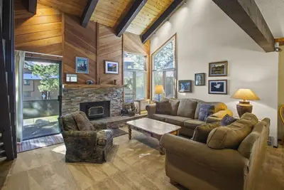Image de 1 chambre et mezzanine, deux salles de bain complètes, 6 couchages, deux niveaux à profiter pour vos vacances à Mammoth Lakes