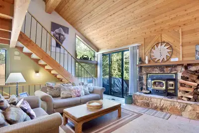 Image de 2 chambres et mezzanine, 3 salles de bain complètes, 8 couchages, trois niveaux pour profiter de vos vacances Mammoth Lakes
