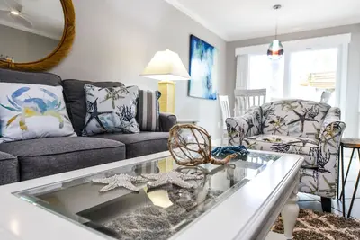 Image de Condo sur la plage avec 2 chambres. Grands équipements inclus. Plage privée. Super endroit. Sur la route des trolley. Parfait pour les couples ou les familles. Gestionnaire de propriété inclus.