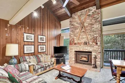Image de 2 chambres et mezzanine, 3 salles de bain complètes, 8 couchages, trois niveaux pour profiter de vos vacances Mammoth Lakes