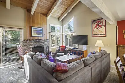 Image de 1 chambre et mezzanine, deux salles de bain complètes, 6 couchages, deux niveaux à profiter pour vos vacances à Mammoth Lakes