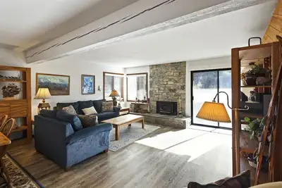 Image de 1 chambre et 1 salle de bain complète, 4 couchages, un niveau à profiter pour vos vacances à Mammoth Lakes