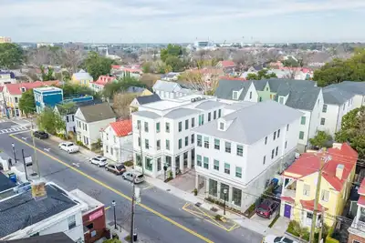 Image de Nouvelle location de vacances moderne au coeur du centre-ville de Charleston