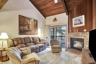 Image de 1 chambre et mezzanine, 2 salles de bain complètes, 6 couchages, deux niveaux à profiter pour vos vacances à Mammoth Lakes