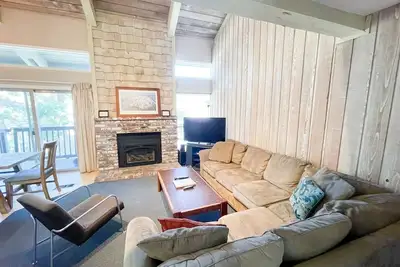 Image de 2 chambres et mezzanine, 3 salles de bain complètes, 8 couchages, trois niveaux pour profiter de vos vacances Mammoth Lakes