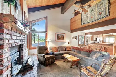 Image de 1 chambre et mezzanine, deux salles de bain complètes, 6 couchages, deux niveaux à profiter pour vos vacances à Mammoth Lakes