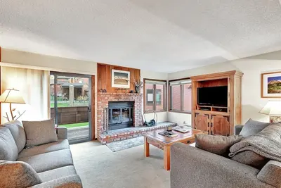 Image de 1 chambre et 1 salle de bain complète, 5 couchages, un niveau à profiter pour vos vacances à Mammoth Lakes