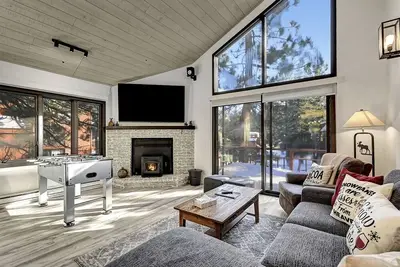 Image de 3 chambres et 3 salles de bain complètes, 8 couchages, deux niveaux à profiter pour vos vacances à Mammoth Lakes