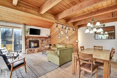 Image de 2 chambres et mezzanine, 3 salles de bain complètes, 8 couchages, trois niveaux pour profiter de vos vacances Mammoth Lakes