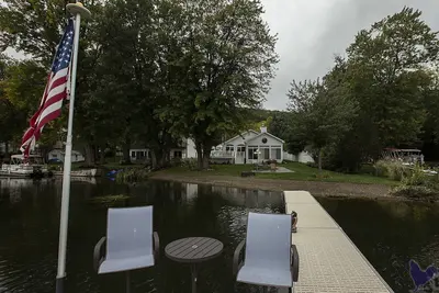 Image de Maison nouvellement rénovée au bord du lac avec une vue magnifique et beaucoup d'espace!