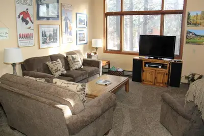 Image de 2 chambres et mezzanine, 2 salles de bain complètes, 8 couchages, trois niveaux pour profiter de vos vacances à Mammoth Lakes