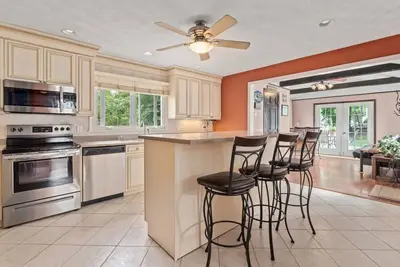 Image de Maison accueillante de 7 pièces avec grande terrasse et grande cour. <15 miles à Boston \/ Salem.