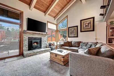Image de 2 chambres et deux salles de bain complètes, 6 couchages, deux niveaux à profiter pour vos vacances à Mammoth Lakes