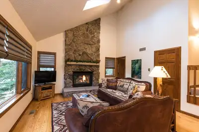 Image de Parfait maison de vacances! Profitez de vues sur la montagne et la rivière à côté de Rocky Mountain N. P.