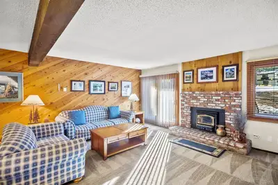 Image de 1 chambre et 1 salle de bain complète, 4 couchages, un niveau à profiter pour vos vacances à Mammoth Lakes