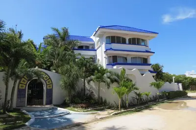 Image de Style méditerranéen - Étapes vers la plage - Super service de ménage en milieu de semaine sans piscine et WiFi!