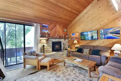 Image de 2 chambres et mezzanine, 3 salles de bain complètes, 8 couchages, trois niveaux pour profiter de vos vacances Mammoth Lakes