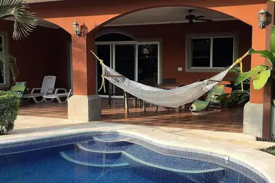 Image de Marchez jusqu'à la plage ou profitez de la piscine privée dans cette nouvelle maison de 2500 m²