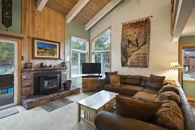 Image de 1 chambre et mezzanine, deux salles de bain complètes, 6 couchages, deux niveaux à profiter pour vos vacances à Mammoth Lakes